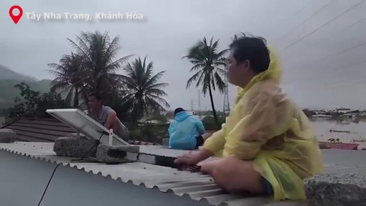 Người dân Nha Trang gõ mái tôn chờ cứu hộ