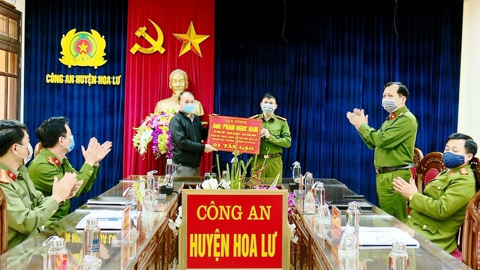 Hai người dân ủng hộ hơn 2 tấn gạo chống dịch - 1 Hai người dân ủng hộ hơn 2 tấn gạo chống dịch - 1