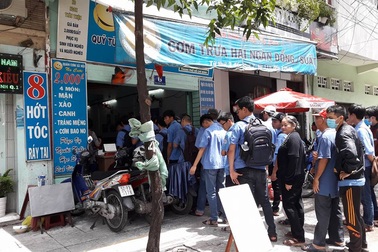 Tranh cãi chuyện sinh viên xếp hàng mua cơm 2.000 đồng của người nghèo