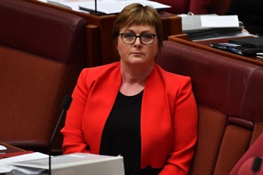 Bộ trưởng Australia bỏ tiền túi đền bù vì lỡ gọi nhân viên cũ là "con bò"