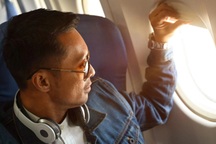 Vì sao phải nâng tấm che cửa sổ khi máy bay chuẩn bị cất, hạ cánh?