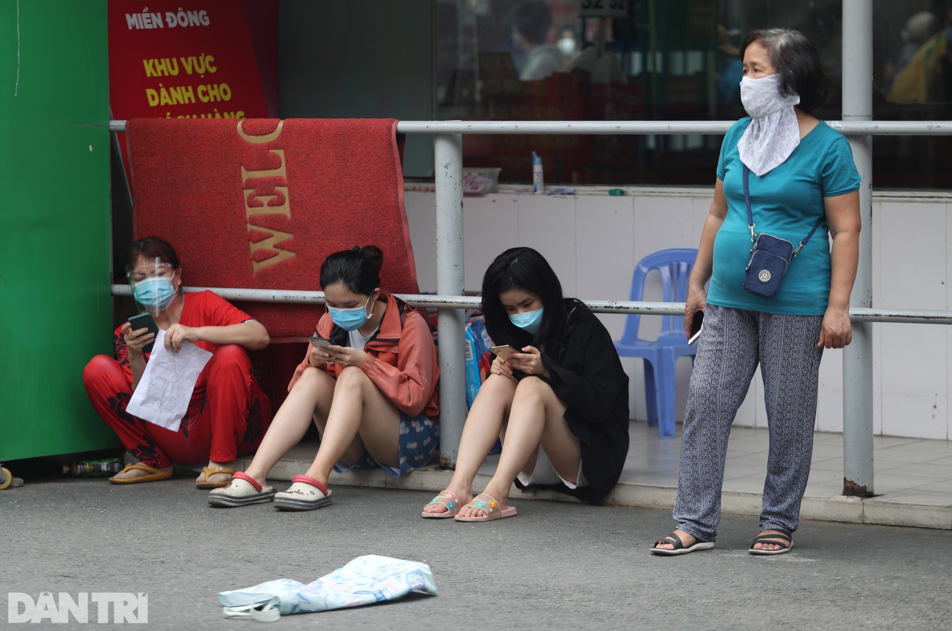 Người dân Sài Gòn lót dép, đội nắng nhiều giờ liền để giữ chỗ vào siêu thị - 5 Người dân Sài Gòn lót dép, đội nắng nhiều giờ liền để giữ chỗ vào siêu thị - 5