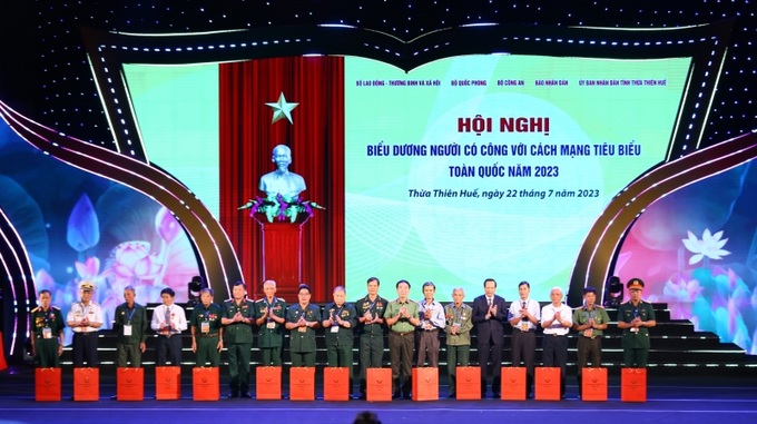 Lãnh đạo Bộ LĐ-TB&XH, Bộ Quốc phòng, Bộ Công an trao tặng quà tri ân người có công với cách mạng