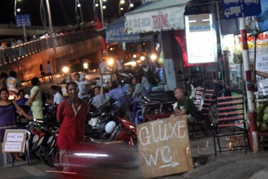 Bãi giữ xe “chặt chém” dịp lễ