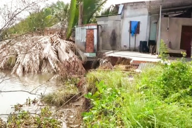 Sạt lở sâu 30m ở Kênh Hàn, nhiều căn nhà Tây Ninh sụp xuống sông