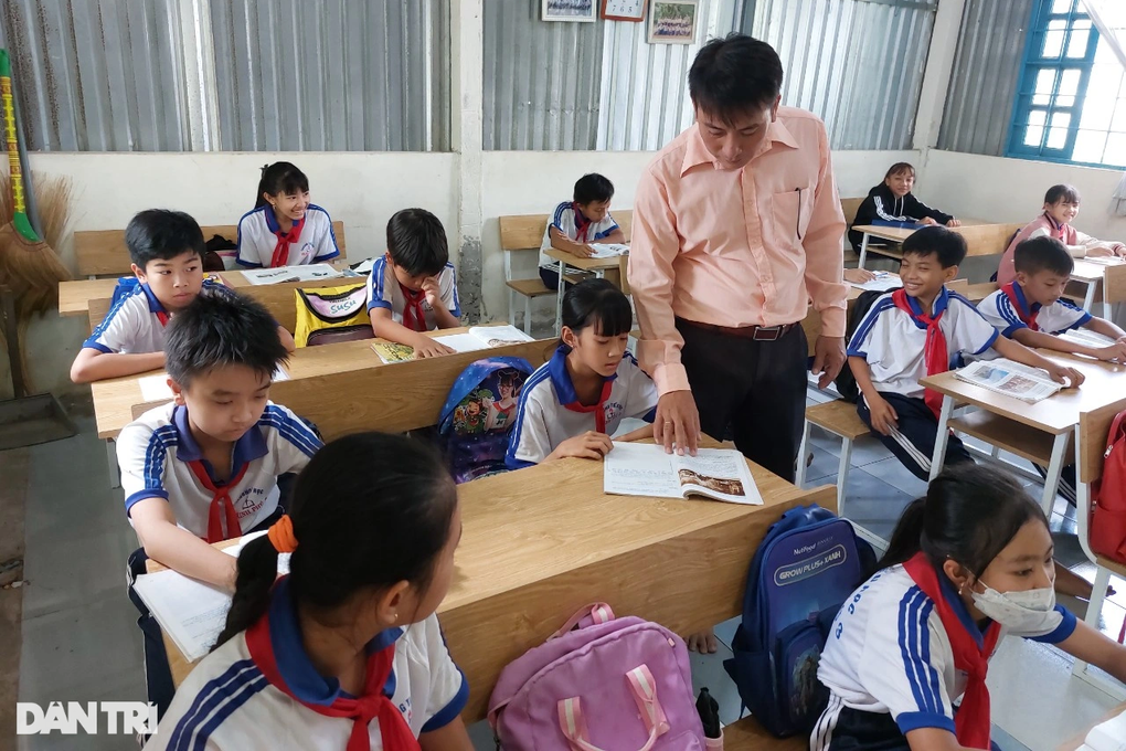 Thầy giáo hiến 1.700m2 đất, làm lao công miễn phí cho trường gần 14 năm - 3 Thầy giáo hiến 1.700m2 đất, làm lao công miễn phí cho trường gần 14 năm - 3