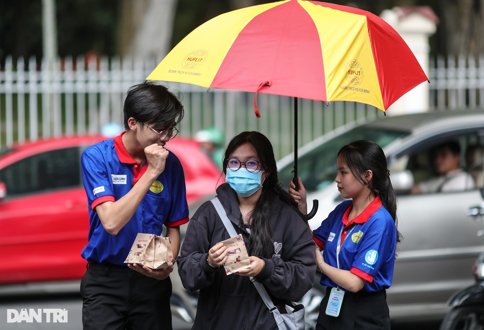 Phụ huynh, thí sinh TPHCM đội mưa trong ngày đầu kỳ thi THPT 2023 - 5 Phụ huynh, thí sinh TPHCM đội mưa trong ngày đầu kỳ thi THPT 2023 - 5
