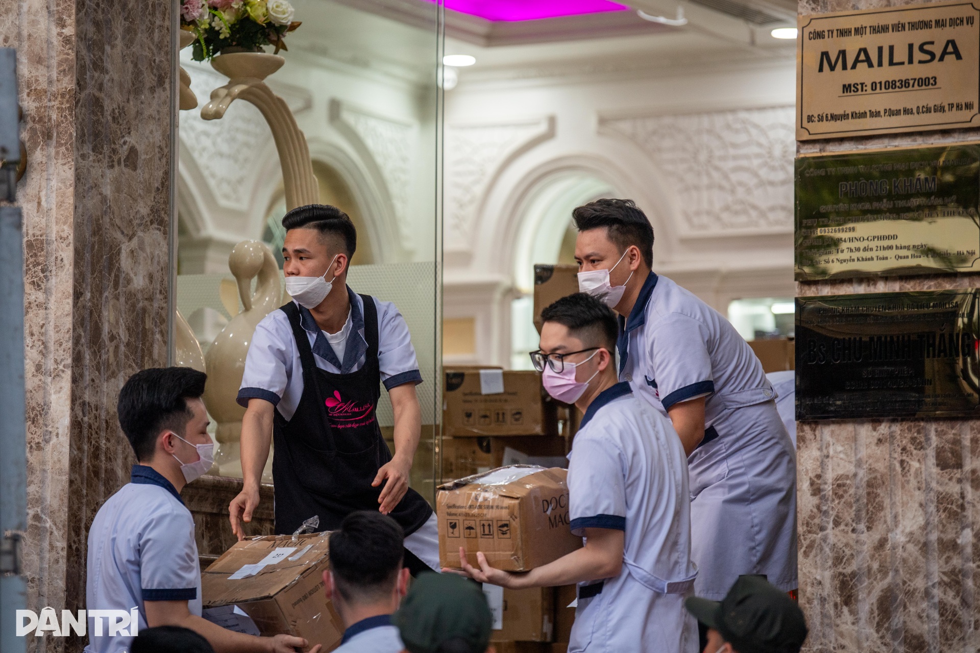 Cảnh sát chuyển hàng trăm thùng đồ rời Mailisa Hà Nội sau 7 tiếng làm việc - 3 Cảnh sát chuyển hàng trăm thùng đồ rời Mailisa Hà Nội sau 7 tiếng làm việc - 3