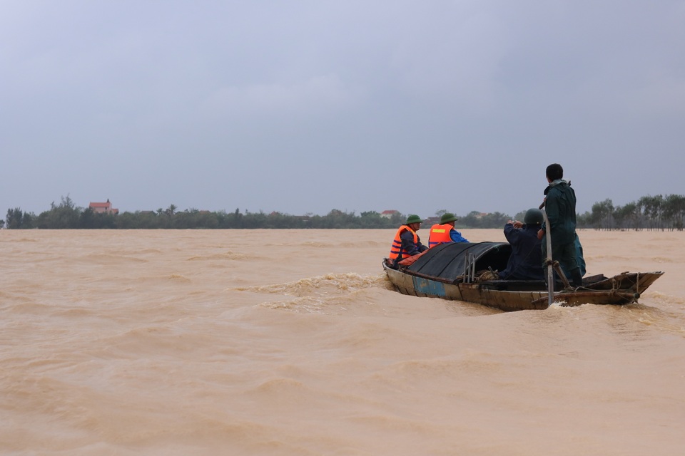 Lũ vẫn tiếp tục dâng, gần 13 ngàn ngôi nhà đã chìm sâu trong nước - 1