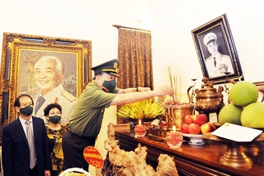 Bộ trưởng Bộ Công an dâng hương tưởng nhớ Đại tướng Võ Nguyên Giáp