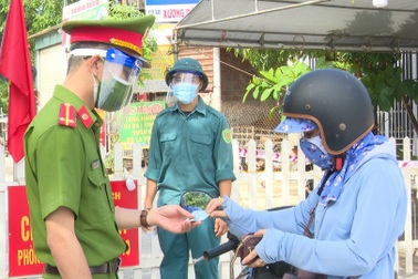 Liên hệ qua điện thoại, người dân được cấp giấy đi đường tận nhà