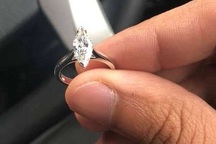 Nhặt được nhẫn kim cương gần 600 triệu đồng trên xe, tài xế taxi quyết trả lại chủ