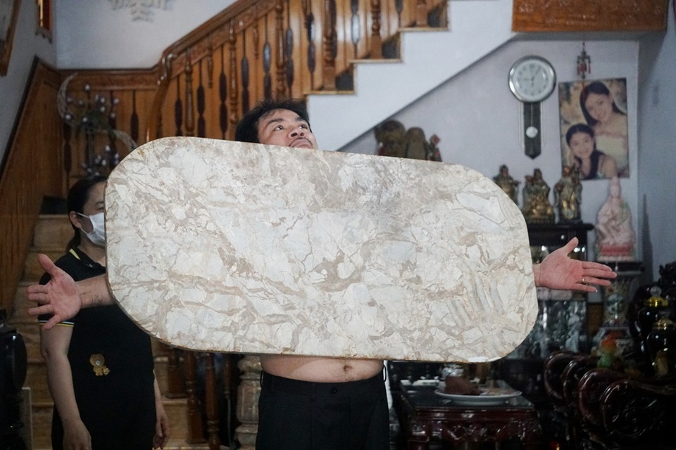 Kỳ lạ người đàn ông như nam châm khổng lồ, hút chặt các đồ vật vào cơ thể - 6