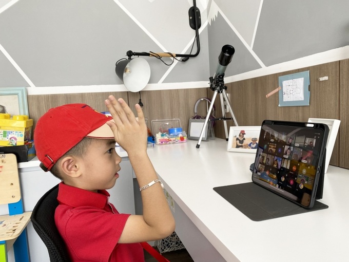 Các thiết bị công nghệ và kỹ năng sử dụng đóng vai trò quan trọng trong việc học online.