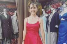 Khách Tây thích thú "chốt đơn" dịch vụ may đo quần áo thần tốc ở Hội An