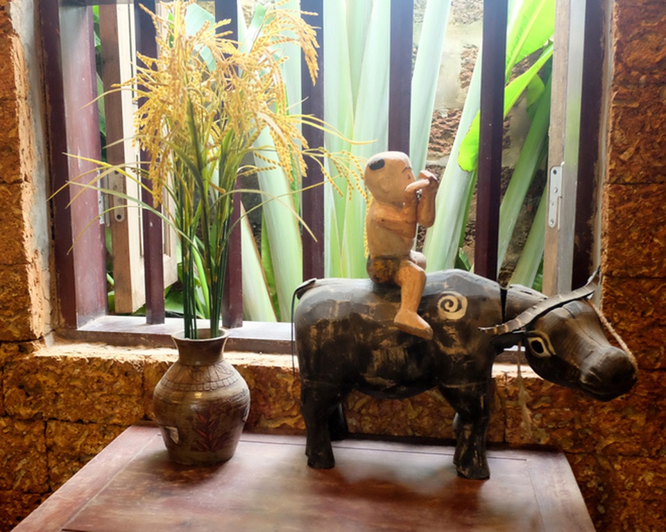 Độc nhất Hà Nội: Biệt phủ làm từ đá ong, bên trong toàn đồ cổ quý - 13