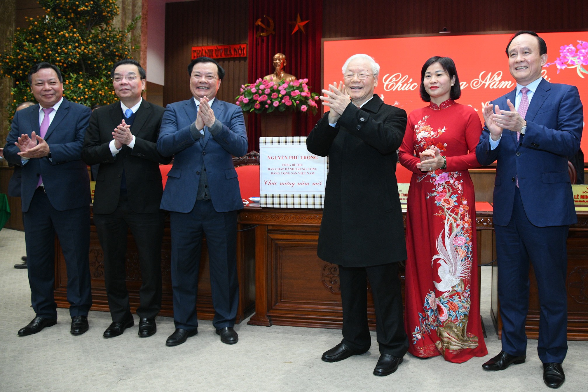 Tổng Bí thư Nguyễn Phú Trọng chúc Tết nhân dân Thủ đô trong đêm giao thừa - 2 Tổng Bí thư Nguyễn Phú Trọng chúc Tết nhân dân Thủ đô trong đêm giao thừa - 2