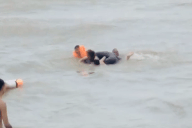 Cảnh sát kịp thời cứu 2 du khách Hà Nội thoát đuối nước ở biển Sầm Sơn