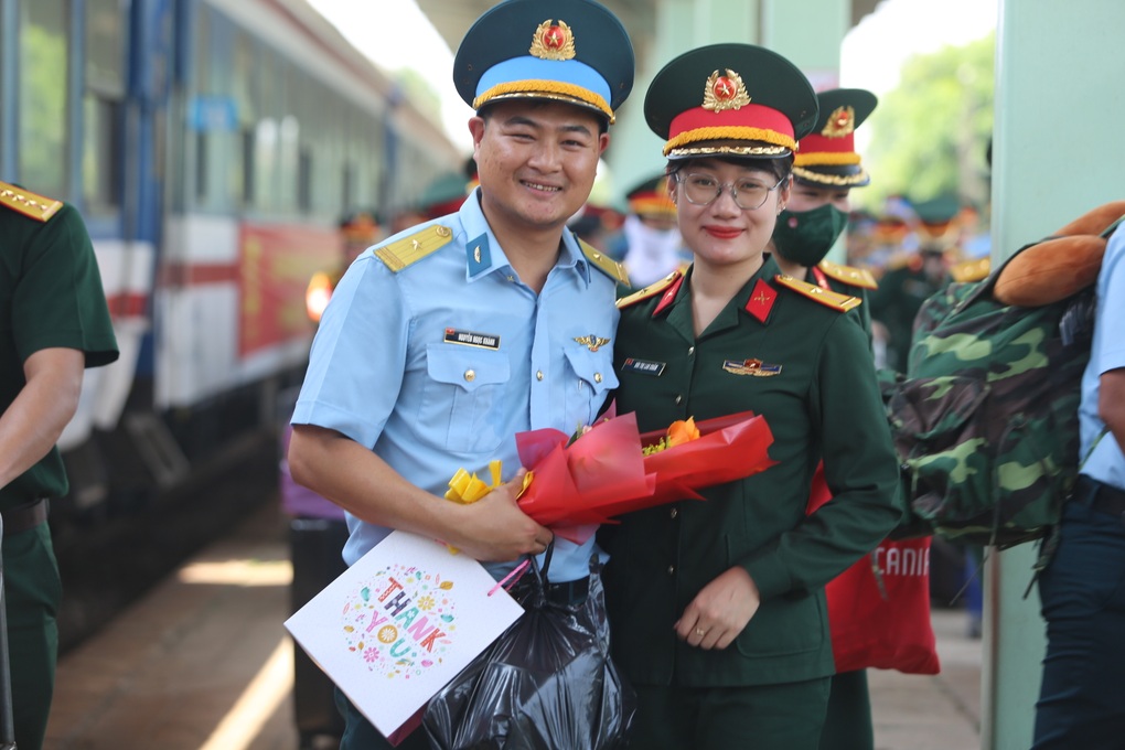 Vợ chồng trẻ nhờ bà ngoại chăm con, cùng tập luyện diễu binh dịp lễ 30/4 - 1 Vợ chồng trẻ nhờ bà ngoại chăm con, cùng tập luyện diễu binh dịp lễ 30/4 - 1