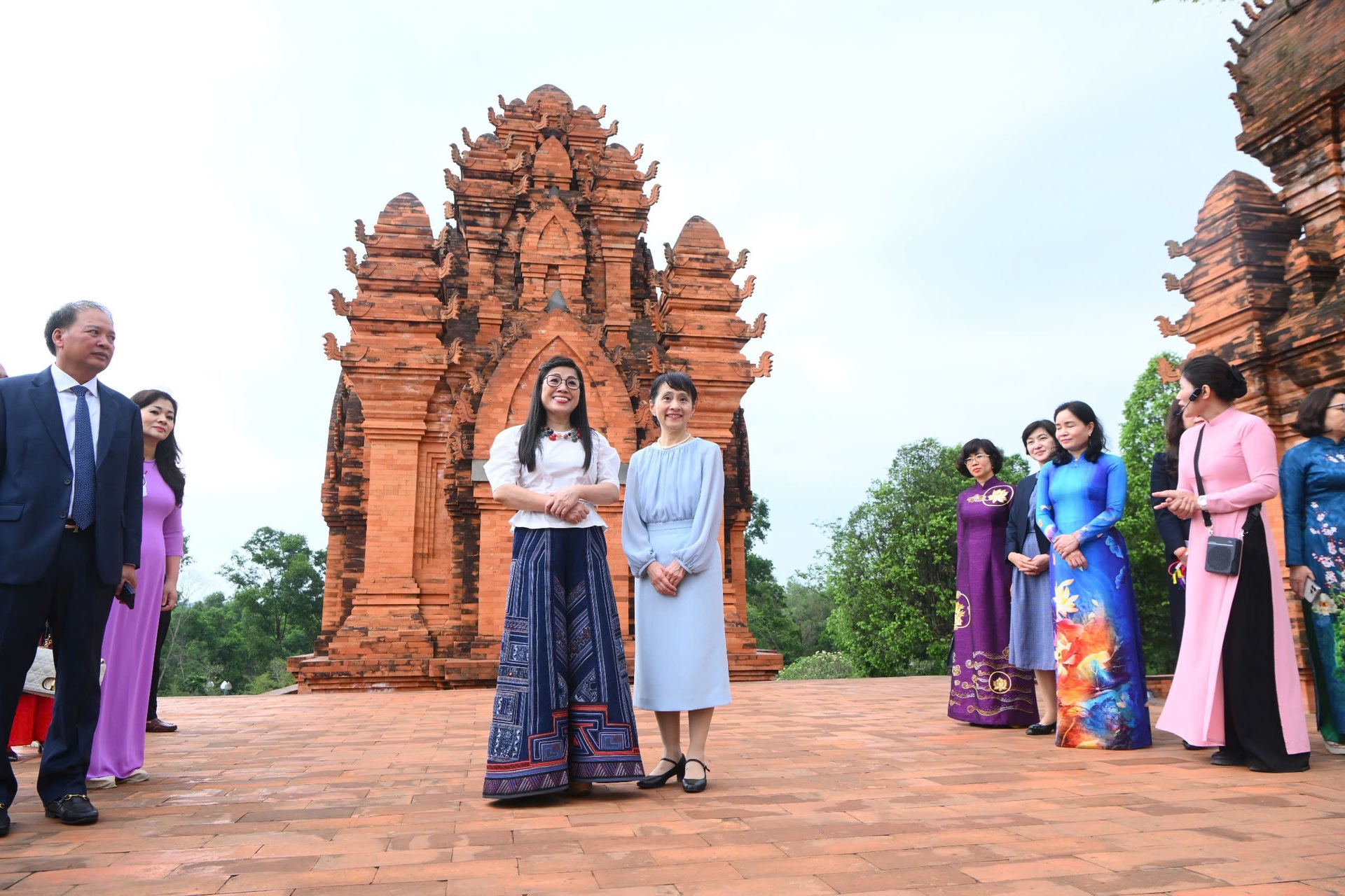 Phu nhân Bích Trân và phu nhân Thủ tướng Nhật cùng múa xòe Thái, ném còn - 12 Phu nhân Bích Trân và phu nhân Thủ tướng Nhật cùng múa xòe Thái, ném còn - 12