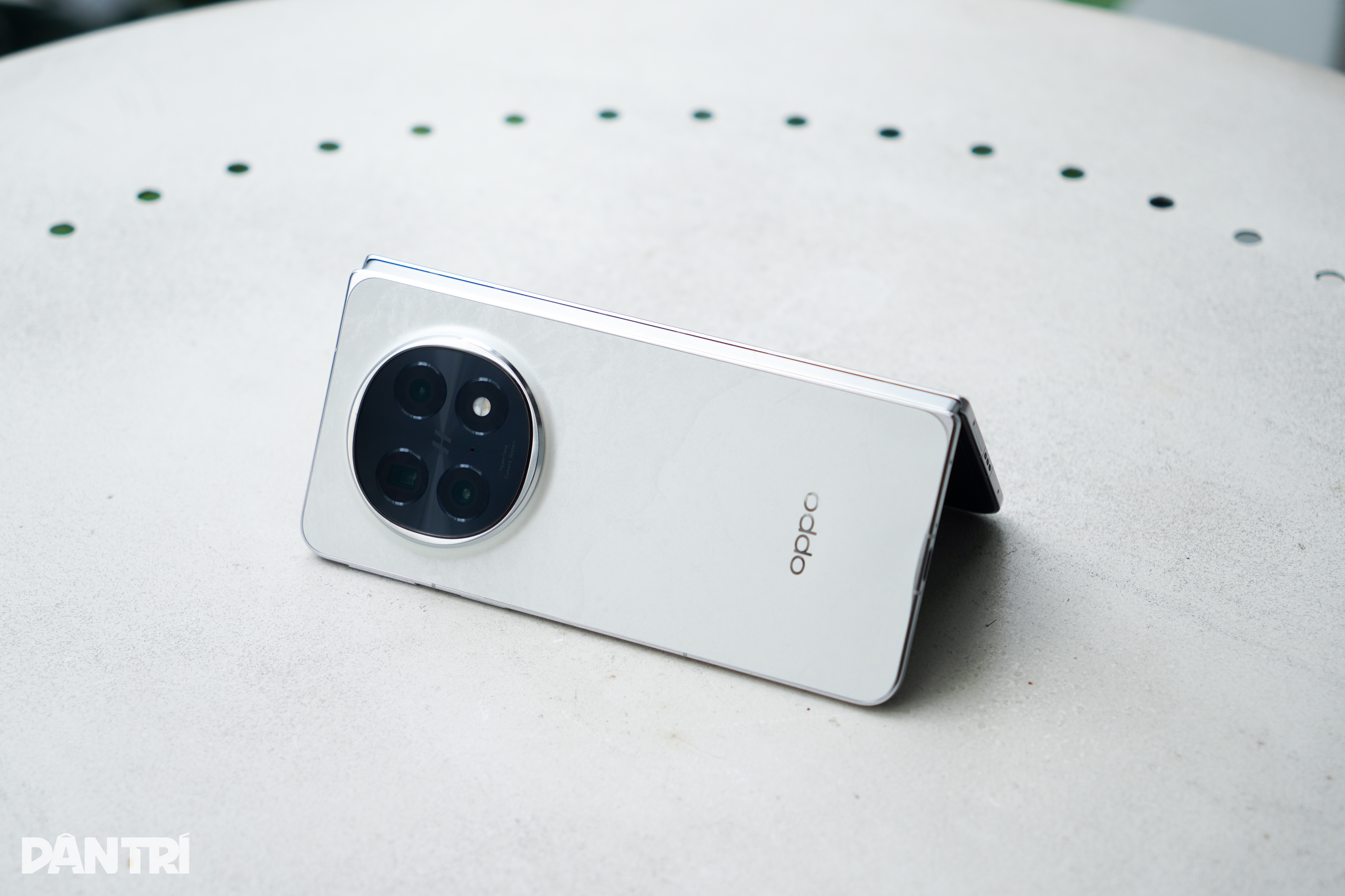 View - OPPO Find N5: Thiết bị tái định nghĩa điện thoại màn hình gập | Báo Dân trí