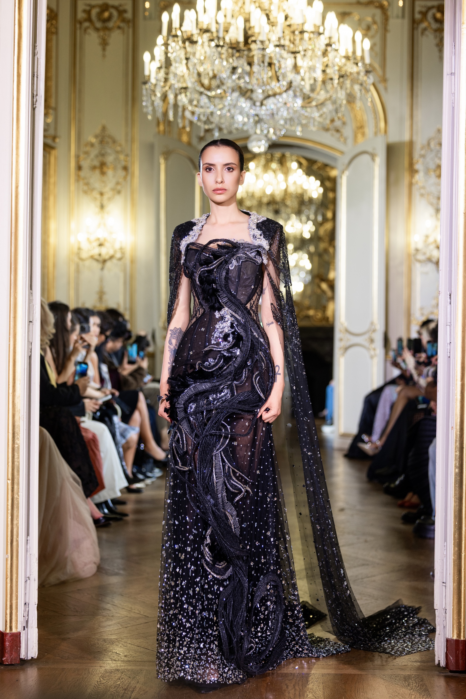 Auftritt vietnamesischer Drachenkostüme bei der Paris Fashion Week – 2 Trình diễn trang phục lấy cảm hứng từ rồng Việt ở Tuần lễ thời trang Paris - 2
