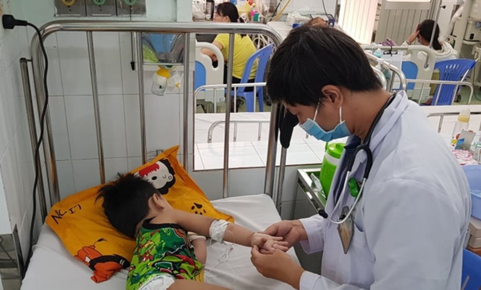 Trường có 34 trẻ và GV bị tay chân miệng, phụ huynh rào rào cho con nghỉ - 5 Trường có 34 trẻ và GV bị tay chân miệng, phụ huynh rào rào cho con nghỉ - 5
