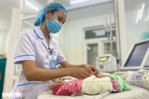 Lương bác sĩ chỉ bằng cử nhân học 4 năm, phụ cấp trực vỏn vẹn 25.000 đồng