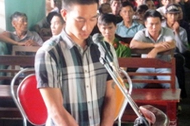 Ngồi “bóc lịch” vì đánh công an xã thương tích