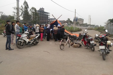 Nhà máy nổ dây chuyền sản xuất, dân lập “chiến lũy” bao vây