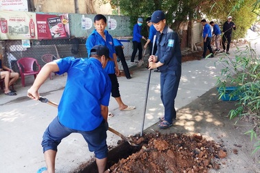 Đoàn viên mướt mồ hôi, đào đường dẫn nước tới nhà dân giữa mùa hạn