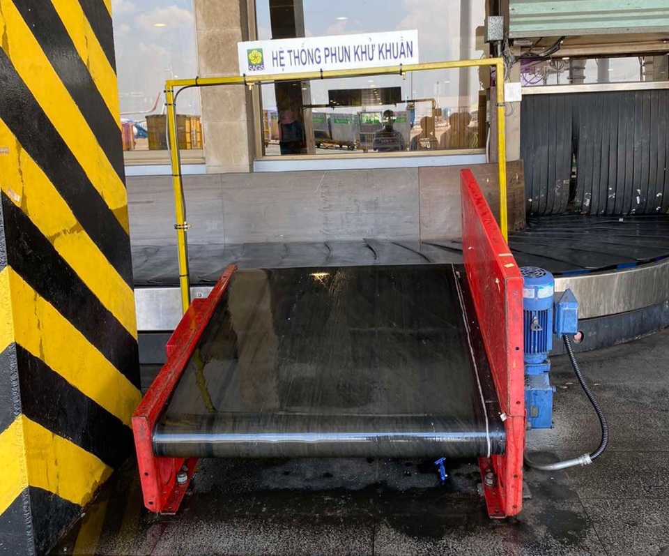 Sân bay Tân Sơn Nhất khử khuẩn hành lý của khách sau loạt ca nhiễm Covid - 2 Sân bay Tân Sơn Nhất khử khuẩn hành lý của khách sau loạt ca nhiễm Covid - 2