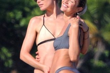 Diện bikini khoe bụng bầu, siêu mẫu Nam Phi vẫn đẹp xuất sắc