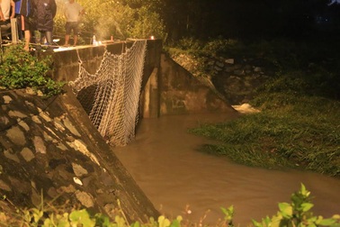 Suốt đêm giăng lưới tìm kiếm bé trai bị nước cuốn xuống cống