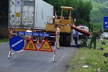 Nam công nhân làm đường bị xe lu cán tử vong