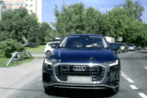 Nữ tài xế mất tập trung, để xe Audi Q8 trôi tự do, tông vào đuôi xe khác