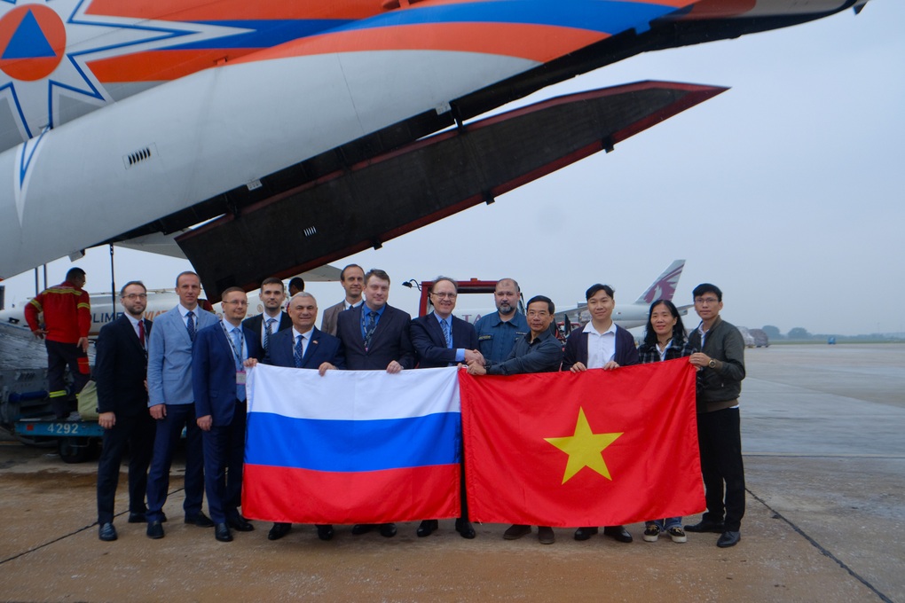 Gần 30 tấn hàng viện trợ của Nga được chuyển tới Huế trong hôm nay - 2 Gần 30 tấn hàng viện trợ của Nga được chuyển tới Huế trong hôm nay - 2