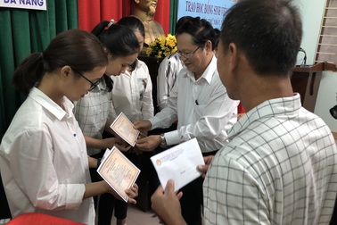 Đà Nẵng: Trao 200 triệu đồng giúp tân sinh viên vượt khó