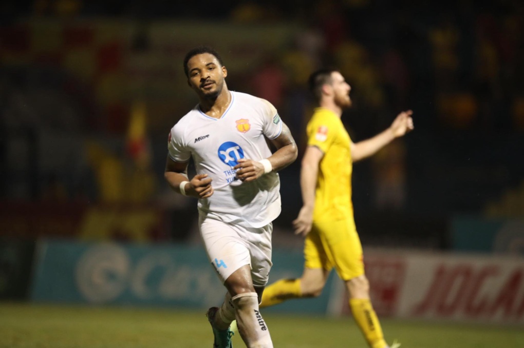 Rafaelson ghi 5 bàn thắng, CLB Nam Định thắng đậm Thanh Hóa - 3 Rafaelson ghi 5 bàn thắng, CLB Nam Định thắng đậm Thanh Hóa - 3