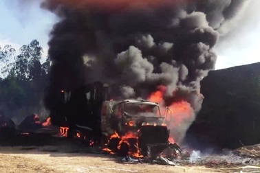 Xe container cháy ngùn ngụt khi đang đậu, người dân hú vía