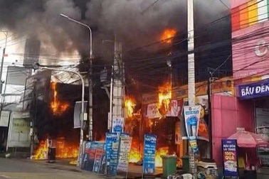 Cháy lớn tại siêu thị Điện Máy Xanh ở Đồng Nai