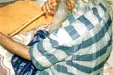 Chiếc sừng kỳ lạ của cụ già Yemen