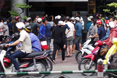 Khiếp sợ cảnh hàng chục thanh niên tranh nhau cướp đồ cúng cô hồn