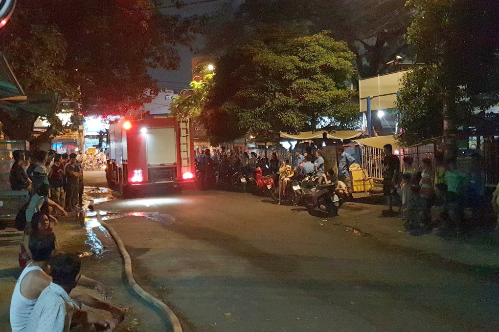 Lửa bao trùm xưởng gỗ ở vùng ven TPHCM - 2 Lửa bao trùm xưởng gỗ ở vùng ven TPHCM - 2