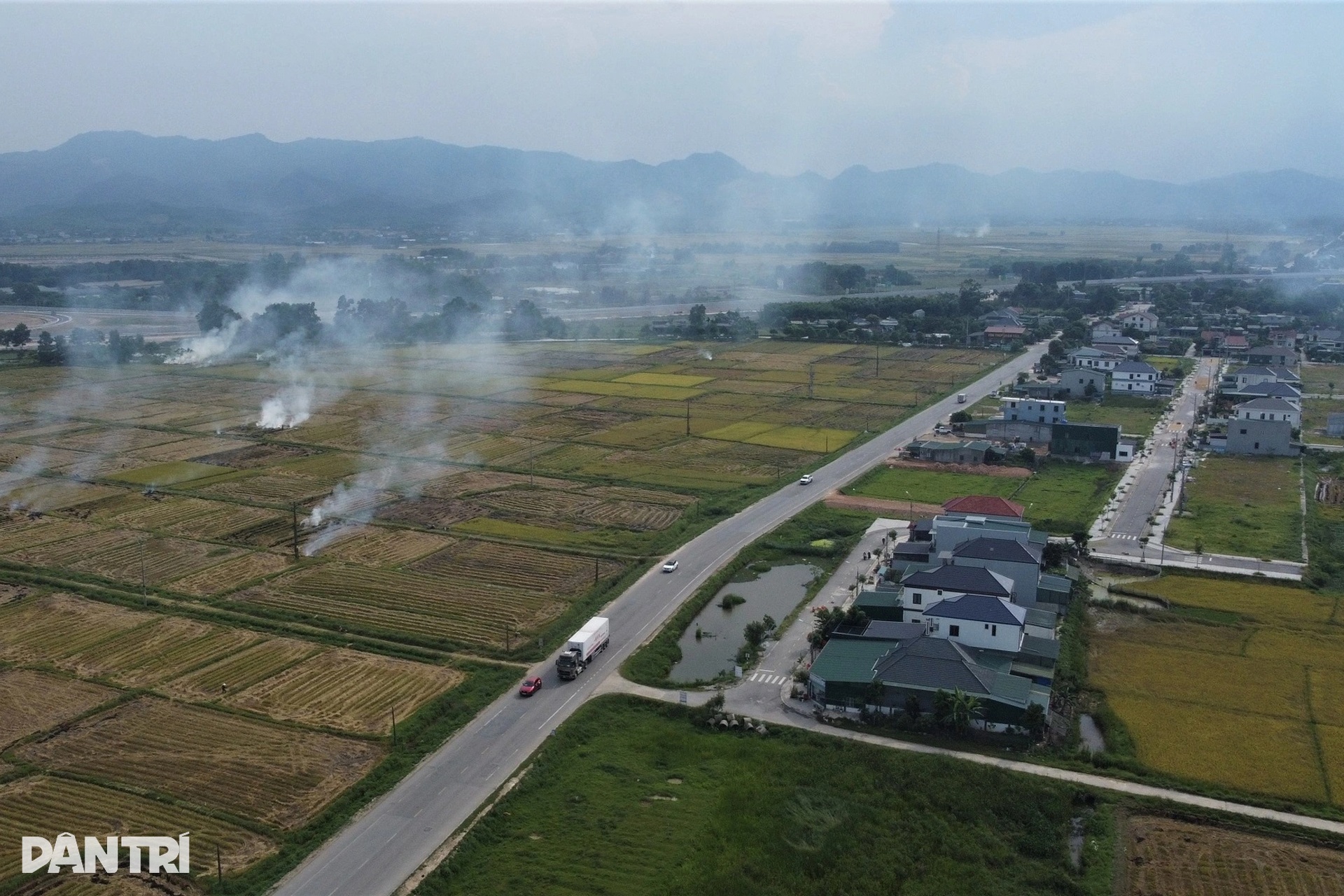 Nông dân đốt rơm rạ, cao tốc Bắc - Nam mù mịt khói - 7 Nông dân đốt rơm rạ, cao tốc Bắc - Nam mù mịt khói - 7