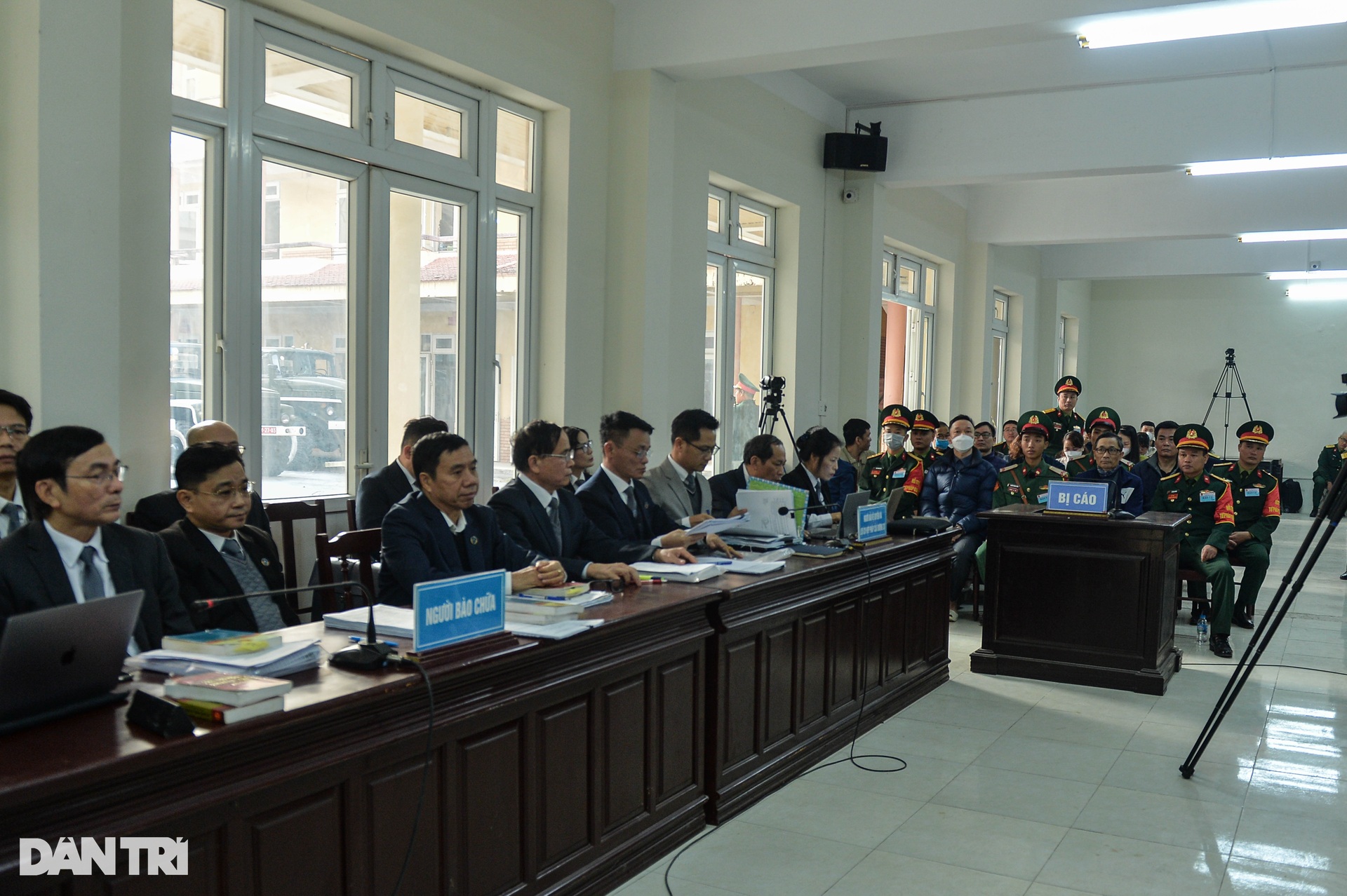 Phan Quốc Việt và 4 cựu sĩ quan ra tòa trong vụ án Việt Á - 1 Phan Quốc Việt và 4 cựu sĩ quan ra tòa trong vụ án Việt Á - 1