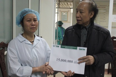 Quỹ Nhân ái hỗ trợ nóng 15 triệu đồng giúp bé bị bỏng nước sôi toàn thân