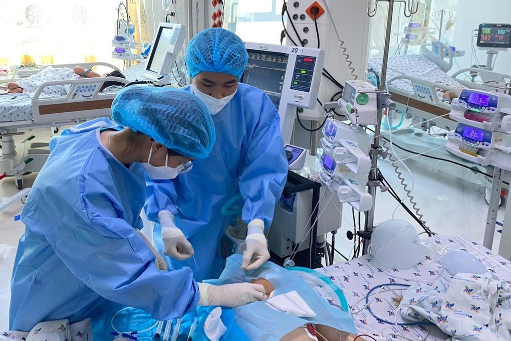 Cha mẹ theo dõi không sát, nhiều trẻ thừa cân nguy kịch vì sốt xuất huyết - 2 Cha mẹ theo dõi không sát, nhiều trẻ thừa cân nguy kịch vì sốt xuất huyết - 2