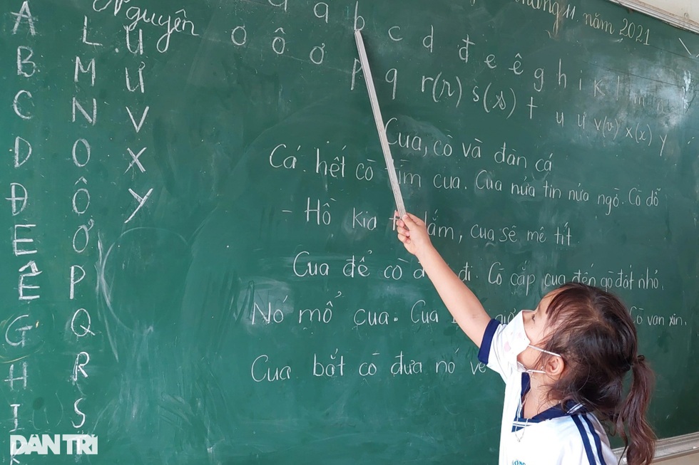 Thầy cô gieo chữ ở ngôi làng biệt lập: 30 năm chưa được nhận hoa ngày 20-11 - 5 Thầy cô gieo chữ ở ngôi làng biệt lập: 30 năm chưa được nhận hoa ngày 20-11 - 5