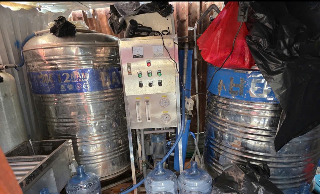 Bơm nước máy vào bình 20 lít rồi bán cho tiệm tạp hóa ở TPHCM - 2 Bơm nước máy vào bình 20 lít rồi bán cho tiệm tạp hóa ở TPHCM - 2